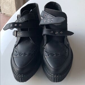 T.U.K Black Creeper Shoes with 3 buckle newer conditions unisex men’s 6/8womens